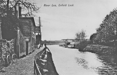 River Lea, Enfield Lock
The "Swan and Pike" pub on the left was one of the pubs nationalised during World War I. It had been demolished by 1921.
Keywords: River Lee Navigation;pubs;postcards