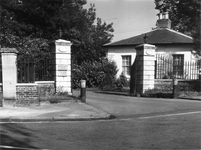 Grovelands entrance gates, The Bourne
Plaque on gatepost reads "GROVELANDS HOSPITAL (CONVALESCENT)".
Keywords: convalescent homes;gateways;grovelands