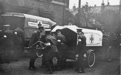 Ambulance trailer
Loading a "baby" - a two-wheeled trailer for carrying two cot cases, towed by motor car, at The Green, Lower Edmonton.
Keywords: sport;soldiers;World War I;road transport;road transport;ambulances