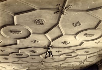 Little Park. Tudor Room, ceiling
Plaster ceiling, taken from the "Enfield Palace", an old manor house, on its demolition in 1927.
Keywords: Gentlemans Row;demolished buildings;Old Palace;Tudor Room;architectural details;plasterwork