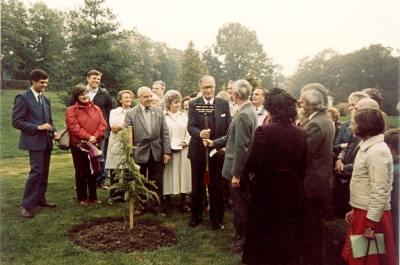 Golden Jubilee cedar
Donald Potter (EPS President) handing a commemorative plaque to Trevor Beale in 1987 to identify the golden cedar planted in the Beale Arboretum at West Lodge Park to mark the Society's Golden Jubilee. - [i]Fighting for the future[/i], p.188.
Keywords: 1980s;anniversaries;Enfield Preservation Society;EPS;trees;LC6;Enfield Chase