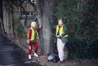 Appreciating a tree, 1984
Beryl Dorrington and another member of the Trees Group. (Date of March 1984 from slide processing mark.)
Keywords: 1980s;trees;LC6