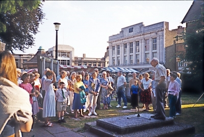 Walk round Enfield Town, 30th June 1994
David Pam talking in St Andrew's churchyard
Keywords: heritage_walks;Enfield Preservation Society