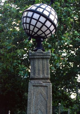 Driveway lamp at Arnos Grove
Lamps on the entrance driveway came from the 1924 ­British Empire Exhibition at Wembley.
Keywords: lamps