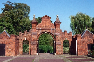 Gateway to the courtyard
This 1630 Grade I listed gateway provides the entrance to a rectangular courtyard which is flanked by the 17th century Grade II listed former stable range, now a banqueting suite.
Keywords: Forty Hall;gateways;1630s