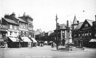 Enfield Town and fountain, looking towards Silver Street
Keywords: fountains;horse-drawn vehicles;The Town