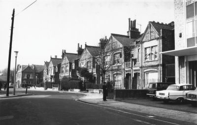 Palace Gardens houses
The road turned right by the circular sign to join Church Street. Pearsons' goods delivery area on the right.
