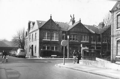 Palace Gardens turning, leading to Church Street and The Town
The ground floor of the corner house was used by a lady chiropodist for many years. The yard entrance on the left was used by several of the town shops including the electricity company and other concerns.
