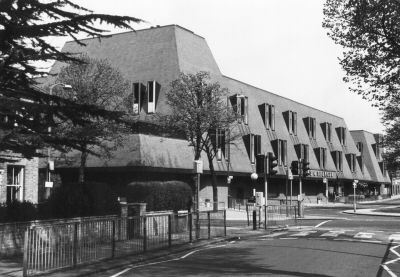 Palace Gardens shopping precinct, from Sydney Road
Looking north, across Cecil Road
