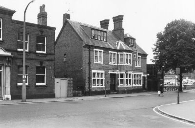 Duke of Abercorn public house
In Sydney Road, opposite the Eastern Gas showroom at the corner with Palace Gardens.
Keywords: pubs