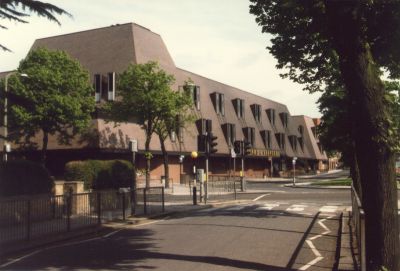 Palace Gardens shopping precinct, from Sydney Road
Looking north, across Cecil Road
