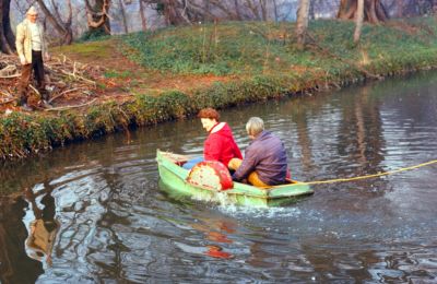 Trees Group members in boat to the island in Carr's Basin
Keywords: trees;boats;New River Loop;Carrs Basin;Enfield Preservation Society