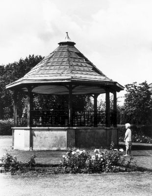 Bandstand in Ryan's Park (Ponders End Park), 1992
This is the bandstand in Ryan's Park (known unglamorously as Ponders End park) - [i]Information from Janet Armstrong[/i]
The photograph is marked on the back "Eddie Harris 17 July 92".
Keywords: bandstands;parks;flowers