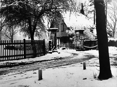 Old lodge to Bush Hill Park Golf Club
The lodge has been demolished. There is a sign on the right-hand gatepost reading "PRIVATE / MEMBERS ONLY".
Keywords: gateways;trees;snow;buildings;golf courses