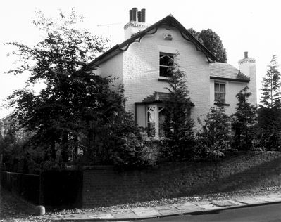 Church Hill, N21, 55 (Stone Hall Lodge)
Mid 19th century. Listed local interest. The council's list shows this as "Stonewall Lodge" but that appears to be an error. [i]Treasures of Enfield[/i] identifies it as the lodge to the nearby Stone Hall, now demolished.
Keywords: 19th century;houses