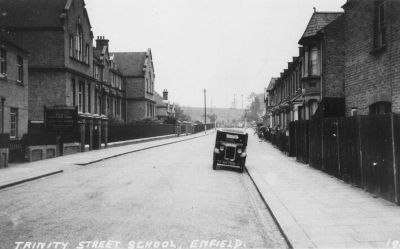 Trinity Street
On reverese of print "School 1901-04-15, houses 1903. Postcard undated". The car may be an Austin 7, first produced in 1923, and if so the image will be from after that date.
Keywords: 1900s;schools;houses;roads and streets;cars