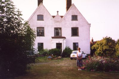 Glasgow Stud farmhouse
17th century. Listed Grade II. For details, see [url]http://www.britishlistedbuildings.co.uk/en-200552-glasgow-stud-farmhouse-greater-london-au[/url].
Keywords: farms;horses;houses;17th century;Grade II listed