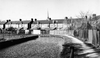 New River Loop
With backs of houses in Riverside Gardens, built on Pennyfather's Fields. The spire of Christ Church, Chase Side, is visible in the centre background. March 1975
Keywords: 1970s;New River Loop;water supply