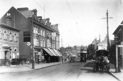 London Road, looking north towards The Town
The building on the left is the police station, built in 1872.
Keywords: roads and streets;police stations;tramcars;road transport;horse-drawn vehicles