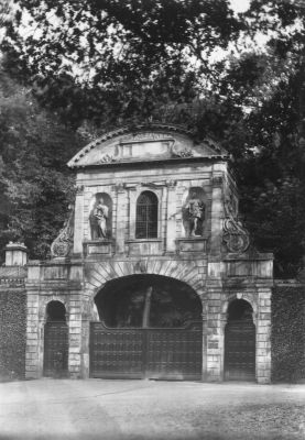 Temple Bar, in Theobalds Park
Keywords: historic buildings;demolished buildings;gateways