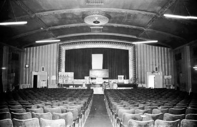 Premier Cinema, interior, 1970
Photograph by Kevin Wheelan. For more details and pictures see [url]http://www.eastend-memories.org.uk/excelsior/excelsior_4.htm[/url]
Keywords: 1970s;cinemas;demolished buildings;bingo halls