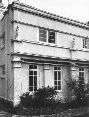 Brooklyn, 8 Private Road
Built in 1887 by Arthur Heygate Mackmurdo. Terracotta figurines cap the four pillars which support the roof; the ground-floor window surrounds are terracotta reliefs of fruit and flowers. - [i]Treasures of Enfield[/i], page 125.
Keywords: houses;Grade II listed