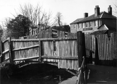 New River Loop footbridge
Exhibition caption for this image reads: "Looking SW to the Crown and Horseshoes from just beyond the second footbridge. The New River is again almost invisible, and the decaying fencing looks even worse in the open sunlight".
Keywords: pubs;New River Loop;bridges;1960s;fencing