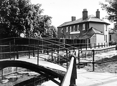 New River Loop footbridge
Showing bridge with railings which replaced the previous wooden fence, and rear view of the Crown and Horseshoes pub.
Keywords: bridges;railings;New River Loop;pubs;footpaths
