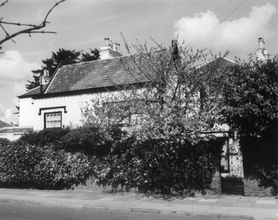 Little Pipers, Clay Hill
Early 19th century. Listed Grade II. The stuccoed exterior encases a much older house, probably early 18th century with added wings. - [i]Treasures of Enfield[/i], p76.
Keywords: houses;Grade II listed;Grade II listed