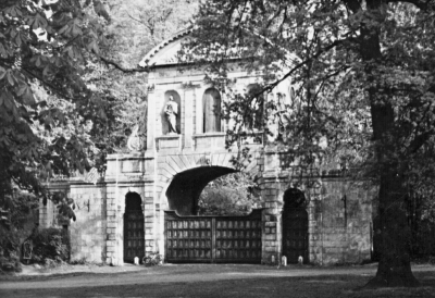 Temple Bar, in Theobalds Park
Photograph dated 1956. Commissioned by King Charles II, and designed by Sir Christopher Wren, the fine arch of Portland stone was constructed between 1669 and 1672. It was re-erected in the City of London in 2004. - [i]Wikipedia[/i]
Keywords: historic buildings;demolished buildings;gateways