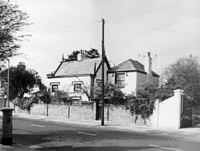 Little Pipers, Clay Hill
Early 19th century. Listed Grade II. The stuccoed exterior encases a much older house, probably early 18th century with added wings. - [i]Treasures of Enfield[/i], p76-77.

This photo was shown in EPS exhibition "Looking at buildings", Forty Hall, 1976.
Keywords: houses