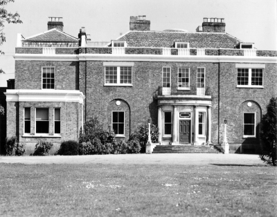 Southgate House
Was, for a time, Minchenden School. Listed Grade II. Built as a neoclassical villa in the late 18th century and owned by the Walker family from 1840 to 1922. - [i]Treasures of Enfield[/i] pae 146.
Keywords: 18th century;Grade II listed;historic houses;schools