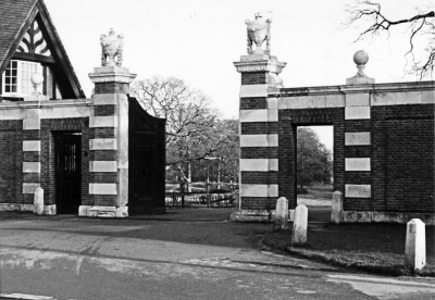 West entrance gateway to Trent Park, with listed bollards
At either side of gateway 7 battered stone bollards with chamfered angles and ogee domed tops are listed Grade II.

Keywords: gateways;urns;bollards