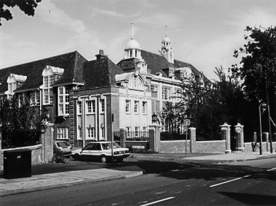 Menlow Lodge, Fox Lane
Designed by H. G Crothall, 1910. Listed Grade II (group value). Formerly part of Southgate County School / Minchenden School. - [i]Treasures of Enfield[/i], page 163.
Keywords: 1910s;Grade II listed;schools