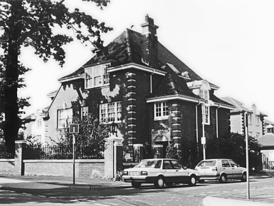 Menlow Lodge, Fox Lane
Designed by H. G Crothall, 1910. Listed Grade II (group value). Formerly part of Southgate County School / Minchenden School. - [i]Treasures of Enfield[/i], page 163.
Keywords: 1910s;Grade II listed;schools