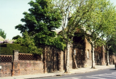 Broomfield Park, east wall
The wall and attached Garden House are listed Grade II*
Keywords: Grade II* listed;walls