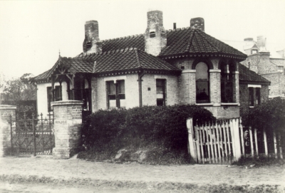 Cottage Hospital of 1875
The old Cottage Hoipital opened 1875 for five beds. Extended 1922 and named The War Memorial Hospital. Now demolished.
Keywords: 1870s;demolished buildings;hospitals