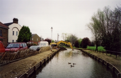 New River Loop restoration project
Removal of access dam after completing revetments, March 2000.
Keywords: LP2;New River Loop;revetments