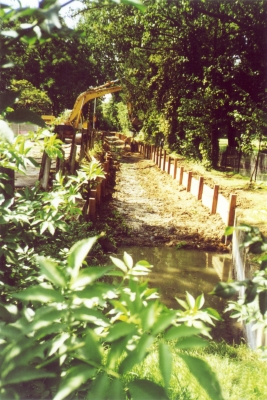 Revetment of banks at Portcullis Lodge, August 2000
Work had to be done when the school was on holiday
Keywords: New River Loop;revetments