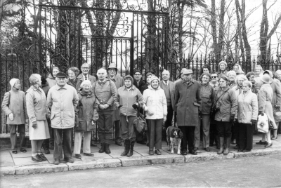 Return to Gough Park, 15th January 1986
To celebrate our Golden Jubilee Year, the first of the Footpath Group's innovatory mid-week walks for 1986 set off along the gough Park Footpath. 
Left to right in front of the gate are Donald Potter, Alan Skilton and Robert Sykes (former Vice-President), surrounded by many regular walkers in the Footpaths Group.
Keywords: 1980s;footpath walks;footpaths;gateways;anniversaries;LC4