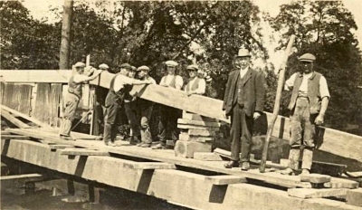 New River at Hedge Lane
Rebuilding bridge under the supervision of James Renshaw Day. It is not known whether this picture shows the work in 1920 or a subsequent rebuilding in March 1927.
Keywords: rivers and streams;water supply;bridges;New River;1920s