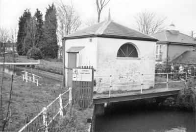 Bush Hill Sluice
Late 18th century. Designed by Robert Mylne and built for the New River Company. Gates were operted from the sluice house to control the flow of water over the Bush Hill frame. - [i]Treasures of Enfield[/i] p.122
Keywords: 18th century;New River;water supply