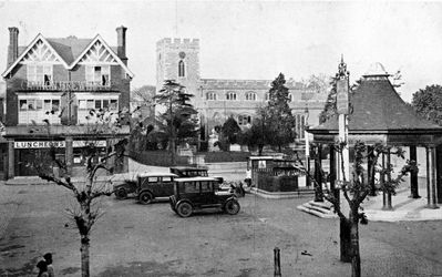 Market place, King's Head and St. Andrew's Church
Date uncertain but the cars appear to be from the 1920s or 1930s.
Keywords: 1930s;cars;market places;churches;pubs