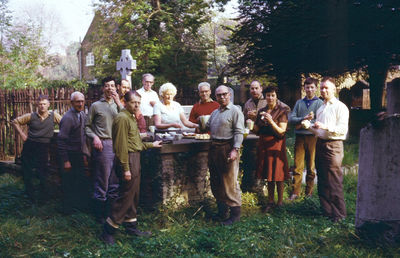 Working party, St. Andrew's churchyard
Keywords: Enfield Preservation Society;churchyards