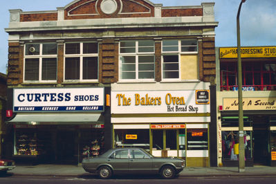 The Town, north side shops, 1980
Curtess Shoes, The Baker's Oven, Ladies Hairdressing Studio, Just a Second
Keywords: shops