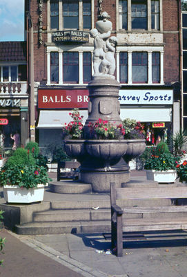 The fountain, Enfield Town, looking toward London Road
Shops include Balls Brothers and Harvey Sports
Keywords: fountains;shops