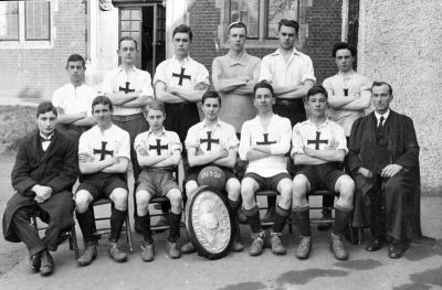 Enfield Grammar School football team, 1920
Ball at centre is dated 1919-20. The headmaster on the right is Edwin Eagles, 1909-34. 
Keywords: sports;schools