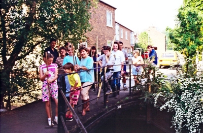 Anti-litter Group clearing the New River Loop, May 1990
Near the Crown and Horseshoes pub
Keywords: 1990s;bridges;litter;New River Loop;Enfield Preservation Society