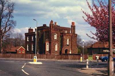 Castleleigh
Designed as a poor man's romantic castle, with bricks selected to give the impression of castle stonework. Mrs Denby, the first occupier, named it Denbydene, but the house is now called Castleleigh and is divided into two separate dwellings. - [i]Treasures of Enfield[/i]
Keywords: houses;19th century;historic buildings