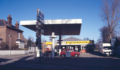 Old Oak Garage, Windmill Hill, 1988
On site of the Bycullah Atheneum
Keywords: 1980s;garages